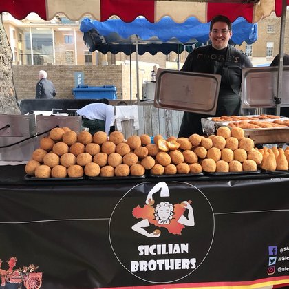 arancine stall con friggitrici